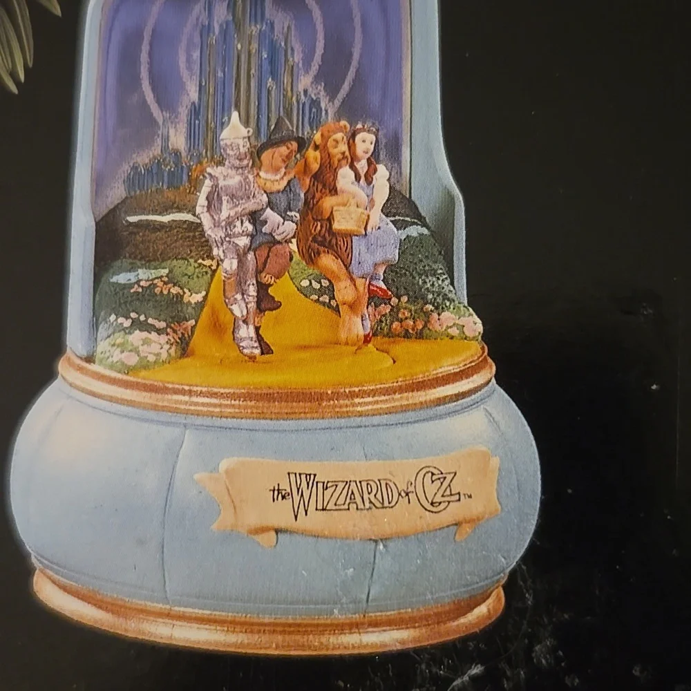 New Hallmart, Wizard of Oz, singing christmas ornament - Picture 2 of 10